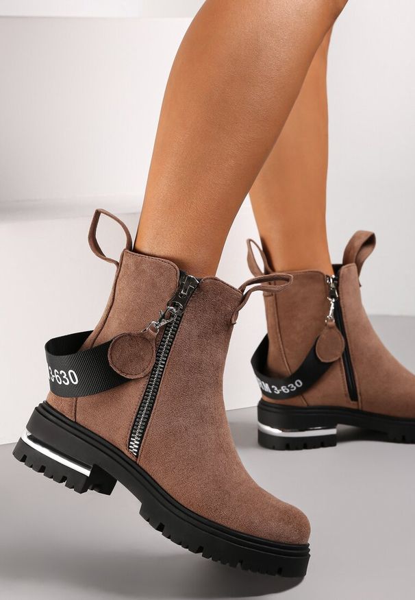 Renee - Ciemnobeżowe Botki Agarolis. Nosek buta: okrągły. Zapięcie: zamek. Kolor: beżowy. Szerokość cholewki: normalna. Wysokość cholewki: za kostkę. Materiał: jeans. Sezon: jesień, zima. Obcas: na obcasie. Styl: klasyczny. Wysokość obcasa: niski