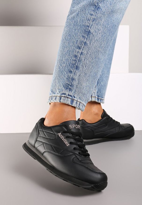 Born2be - Czarne Buty Sportowe Cahrnixi. Okazja: na co dzień. Wysokość cholewki: przed kostkę. Kolor: czarny. Materiał: materiał. Szerokość cholewki: normalna. Wzór: napisy, aplikacja, haft
