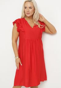 Born2be - Czerwona Sukienka Pudełkowa z Bawełną i Trójkątnym Dekoltem Ozdobiona Falbankami Vikirva. Okazja: na co dzień. Typ kołnierza: kołnierz z falbankami. Kolekcja: plus size. Kolor: czerwony. Wzór: aplikacja. Typ sukienki: proste, dla puszystych. Materiał: bawełna. Długość rękawa: długi rękaw. Styl: klasyczny, elegancki, casual