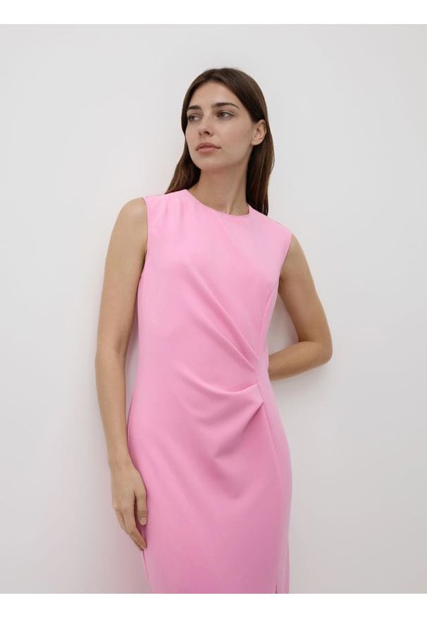 Reserved - Sukienka z marszczeniem - pastelowy róż. Kolor: różowy. Materiał: wiskoza, tkanina. Wzór: gładki