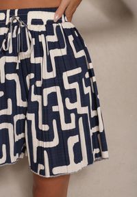 Renee - Granatowe Szorty z Wiskozy High Waist Ozdobione Geometrycznym Wzorem Lirazea. Stan: podwyższony. Kolor: niebieski. Materiał: wiskoza. Wzór: aplikacja, geometria #3