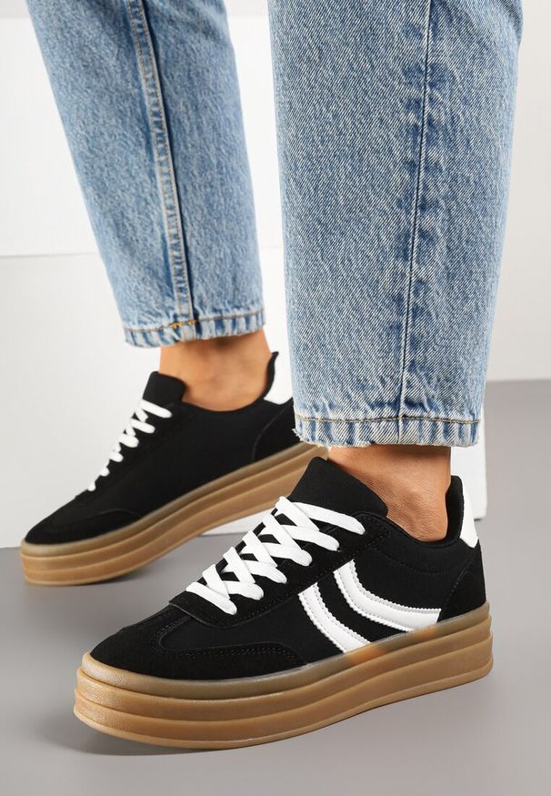 Born2be - Czarne Sneakersy w Stylu Klasycznych Tenisówek na Tłoczonej Platformie Lisanelia. Okazja: na co dzień. Kolor: czarny. Materiał: jeans. Wzór: aplikacja. Obcas: na platformie