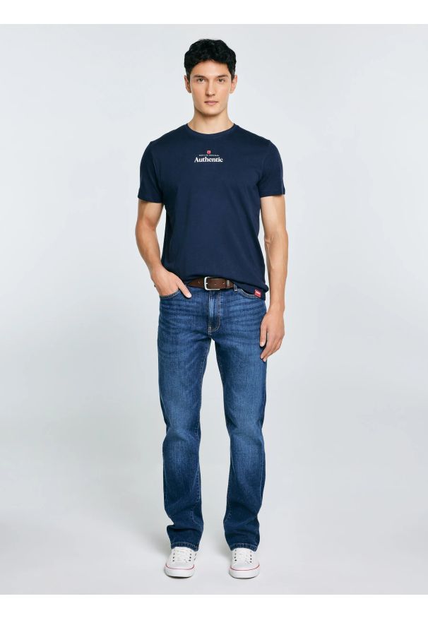 Big-Star - Koszulka męska z linii Authentic z nadrukiem granatowa Techmunen 403. Okazja: na co dzień. Kolor: niebieski. Materiał: bawełna, jeans. Wzór: nadruk. Sezon: lato. Styl: casual, sportowy