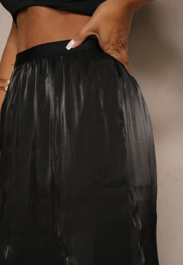 Renee - Czarna Spódnica o Rozkloszowanym Kroju z Błyszczącą Nitką Lumorisse. Okazja: na co dzień, na imprezę. Kolor: czarny. Styl: casual, elegancki