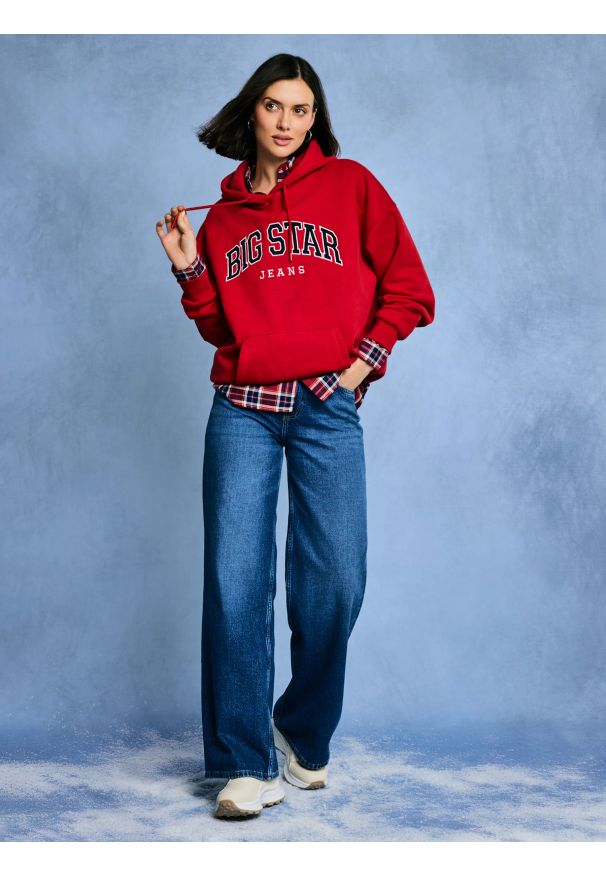 Big-Star - Bluza damska z kapturem z logo BIG STAR czerwona Rubialssa 603. Okazja: na co dzień. Typ kołnierza: kaptur. Kolor: czerwony. Materiał: dzianina, jeans. Wzór: aplikacja, napisy. Styl: casual, sportowy