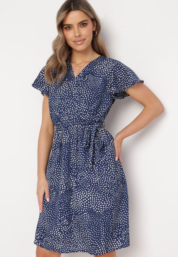 Born2be - Granatowa Sukienka Kepherine. Kolor: niebieski. Materiał: tkanina, materiał. Wzór: kropki. Typ sukienki: kopertowe. Długość: mini