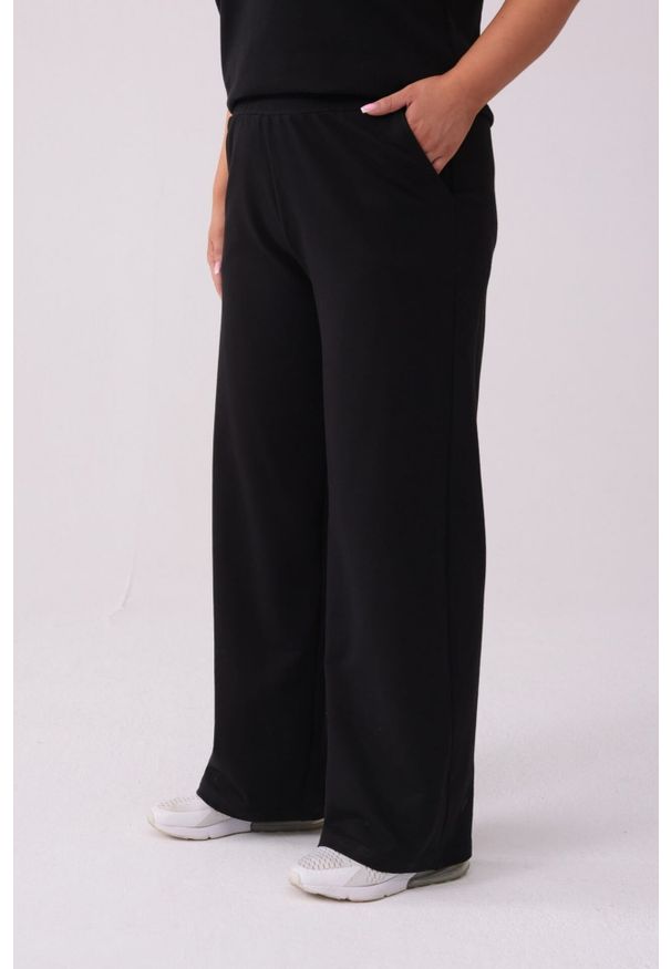 Moda Size Plus Iwanek - Długie czarne dresowe spodnie Nadia PLUS SIZE XXL. Okazja: na co dzień. Kolekcja: plus size. Kolor: czarny. Materiał: dresówka. Długość: długie. Sezon: lato. Styl: casual