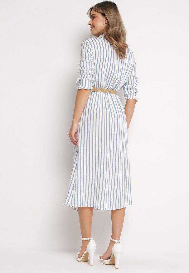 Born2be - Biało-Niebieska Jasna Sukienka Midi w Koszulowym Stylu z Lnem i Paskiem z Klamrą Egogia. Okazja: na co dzień. Kolor: biały. Materiał: len. Długość rękawa: długi rękaw. Wzór: aplikacja. Typ sukienki: koszulowe. Styl: casual, elegancki, klasyczny. Długość: midi