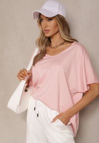 Renee - Jasnoróżowy T-shirt z Wiskozą w Stylu Nietoperza Liofala. Okazja: na co dzień. Kolor: różowy. Materiał: wiskoza. Styl: casual, elegancki