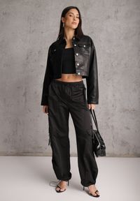 Renee - Czarna Kurtka Ramoneska Cropped o Fasonie Koszulowym Savarinda. Kolor: czarny. Materiał: poliester, koronka. Styl: rockowy #6