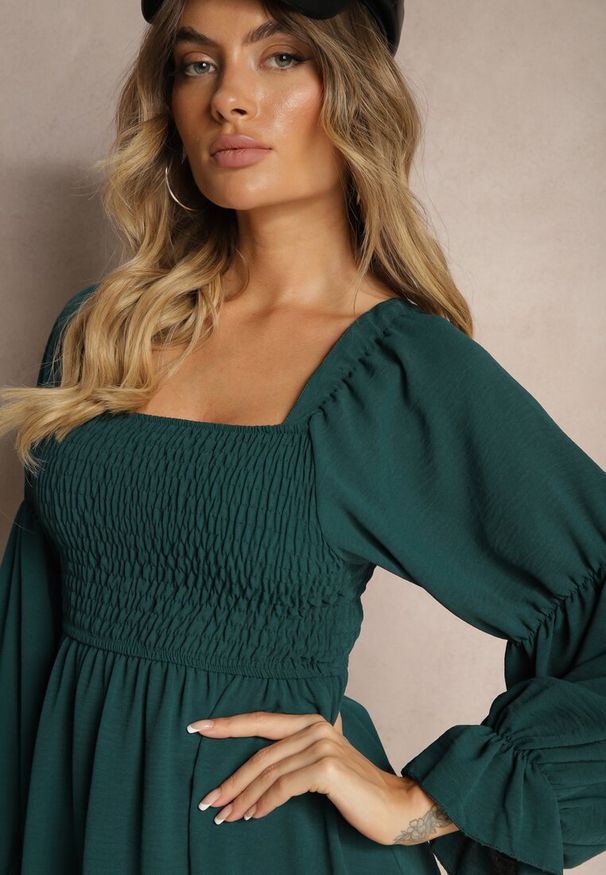 Renee - Ciemnozielona Sukienka z Elastyczną Górą o Rozkloszowanym Kroju z Falbankami Savione. Okazja: na co dzień. Typ kołnierza: kołnierz z falbankami. Kolor: zielony. Typ sukienki: rozkloszowane, proste. Styl: casual