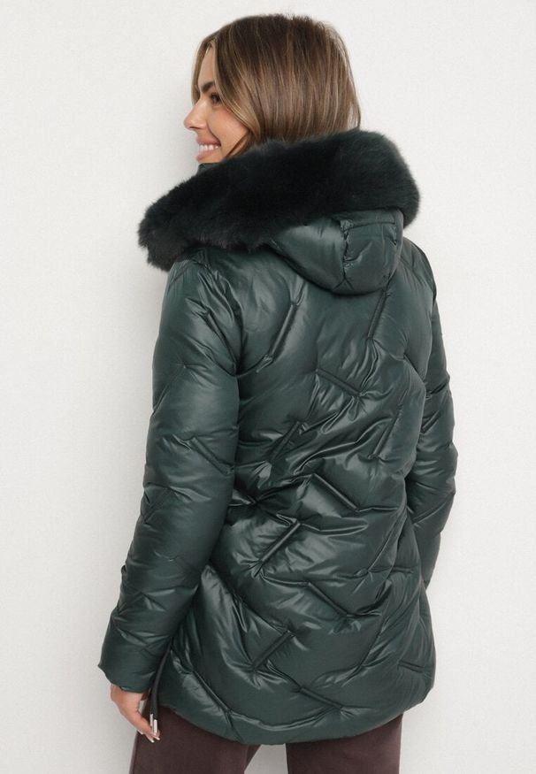 Born2be - Ciemnozielona Kurtka z Oryginalnym Pikowaniem i Kapturem z Futerkiem Nallisa. Okazja: na co dzień, do pracy, na spotkanie biznesowe. Kolor: zielony. Materiał: futro. Styl: biznesowy, casual