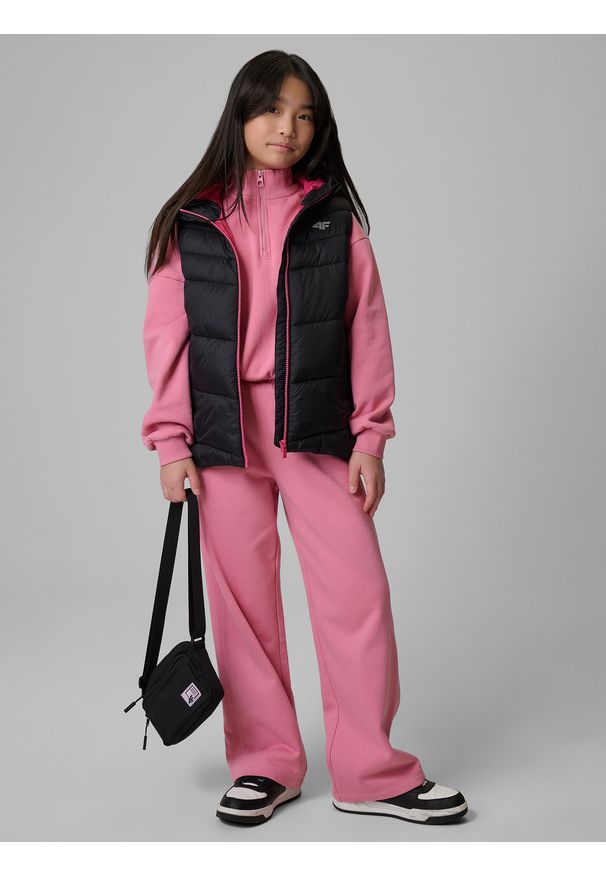 4f - 4F Bezrękawnik z wypełnieniem syntetycznym dziewczęcy - czarny 122 (6-7 lat). Okazja: na spacer, na co dzień, na uczelnię. Typ kołnierza: kołnierzyk stójkowy. Kolor: czarny. Materiał: syntetyk. Długość rękawa: bez rękawów. Sezon: lato. Styl: casual