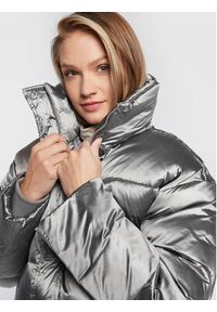 Calvin Klein Kurtka puchowa High Shine Metallic K20K204688 Srebrny Regular Fit. Kolor: srebrny. Materiał: syntetyk. Sezon: zima #3
