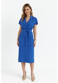 Sukienki.shop - Elegancka sukienka z kołnierzem niebieska. Okazja: na co dzień, na spotkanie biznesowe, na randkę. Kolor: niebieski. Materiał: guma, tkanina, elastan. Wzór: kolorowy. Typ sukienki: kopertowe, proste, dopasowane. Styl: elegancki. Długość: midi #5