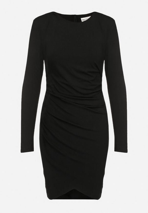 Born2be - Czarna Wiskozowa Taliowana Sukienka z Usztywnionymi Ramionami i Marszczeniem Ceavra. Okazja: na co dzień. Kolor: czarny. Materiał: wiskoza. Styl: elegancki, casual