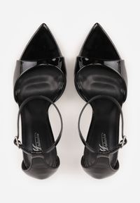 Renee - Czarne Sandały ze Sprzączką wokół Kostki i Noskiem w Szpic z Lakierowanej Imitacji Skóry Santel. Okazja: na co dzień. Zapięcie: sprzączka. Kolor: czarny. Materiał: skóra, lakier. Sezon: lato. Styl: casual, klasyczny, elegancki #7