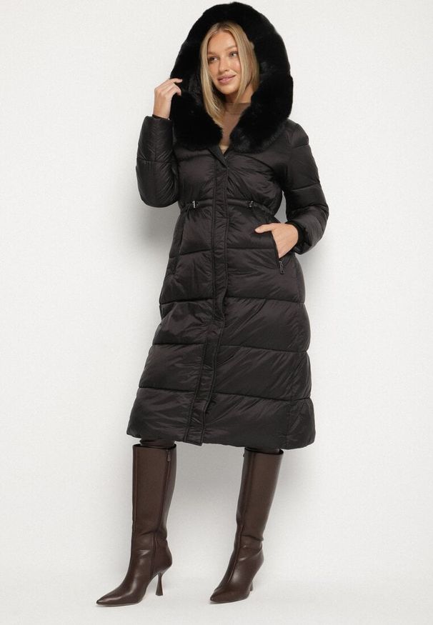Born2be - Czarna Długa Kurtka Puchowa z Pikowanymi Przeszyciami i Kapturem z Futrem Zevea. Okazja: na spacer, na co dzień. Kolor: czarny. Materiał: futro, puch. Długość: długie. Styl: casual, elegancki