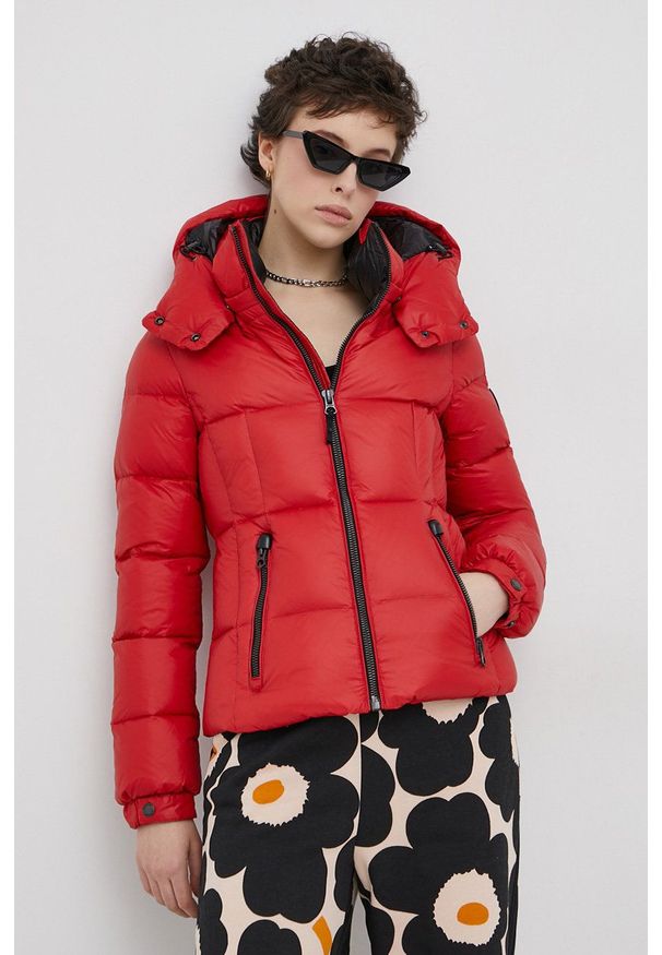 Superdry Kurtka puchowa kolor czerwony zimowa. Okazja: na co dzień. Kolor: czerwony. Materiał: puch. Sezon: zima. Styl: casual