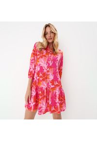 Mohito - Koszulowa sukienka mini w kwiaty - Różowy. Kolor: różowy. Wzór: kwiaty. Typ sukienki: koszulowe. Długość: mini