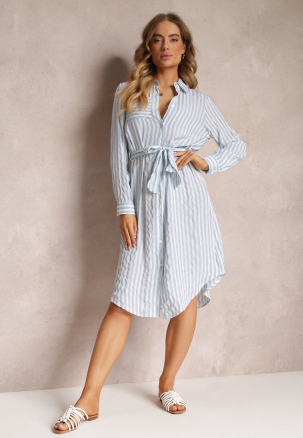 Renee - Jasnoniebieska Sukienka Koszulowa z Bawełny w Paski i Wiązanym Paskiem Mayreli. Kolor: niebieski. Materiał: bawełna. Wzór: paski. Typ sukienki: koszulowe. Styl: wakacyjny