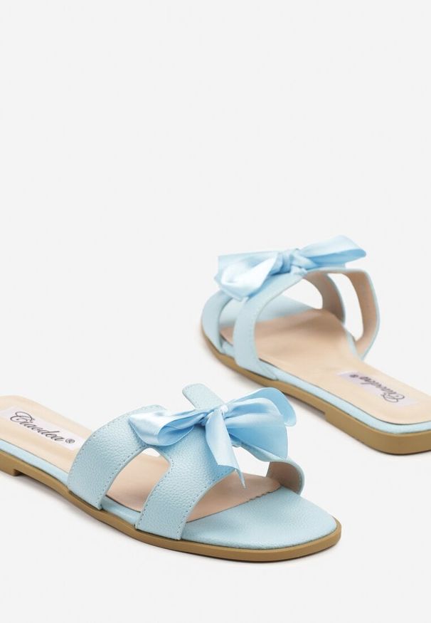Born2be - Niebieskie Klapki z Wycięciami i Kokardą Tellivia. Kolor: niebieski. Styl: elegancki, klasyczny