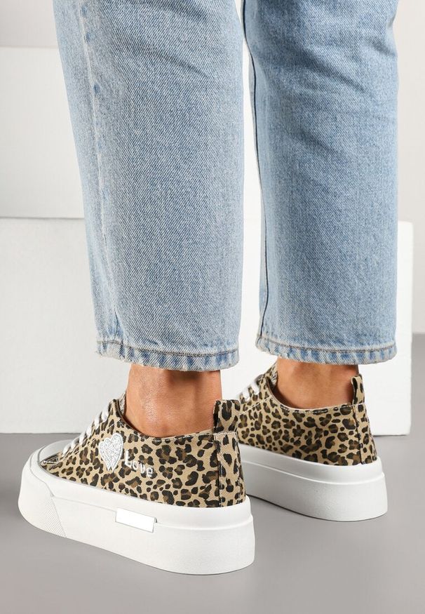 Renee - Panterkowe Trampki na Platformie z Ozdobnym Napisem i Sercem Laviere. Okazja: na co dzień. Nosek buta: okrągły. Materiał: jeans. Wzór: napisy. Obcas: na platformie. Styl: sportowy, casual