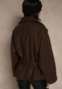 Renee - Brązowy Pudełkowy Krótki Płaszcz z Wiskozą z Wiązanym Paskiem i Kołnierzykiem Tusainea. Kolor: brązowy. Materiał: wiskoza. Długość: krótkie #4