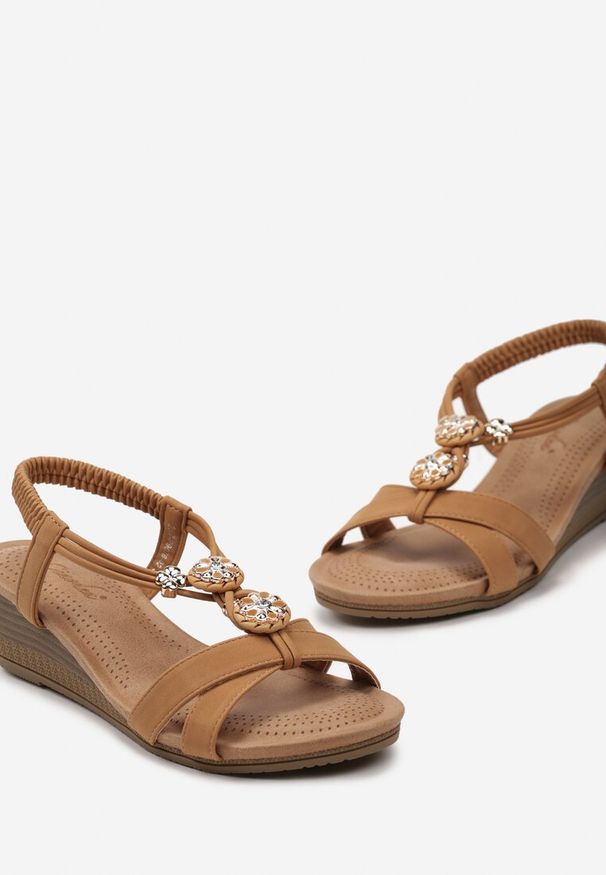 Renee - Brązowe Sandały na Niskim Koturnie Ozdobione Metalowymi Wstawkami i Cyrkoniami Quenby. Zapięcie: sprzączka. Kolor: brązowy. Materiał: jeans. Wzór: aplikacja. Sezon: lato. Obcas: na koturnie. Styl: elegancki
