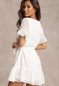 Renee - Biała Sukienka Theaniphis. Kolor: biały. Materiał: materiał, tkanina. Typ sukienki: trapezowe. Styl: wizytowy. Długość: mini #3