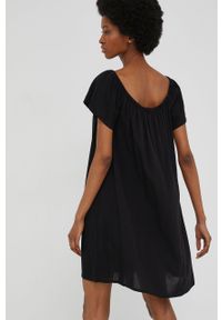 Answear Lab sukienka kolor czarny mini oversize. Typ kołnierza: dekolt hiszpanka. Kolor: czarny. Materiał: tkanina. Długość rękawa: krótki rękaw. Wzór: gładki. Typ sukienki: oversize. Styl: wakacyjny. Długość: mini #4