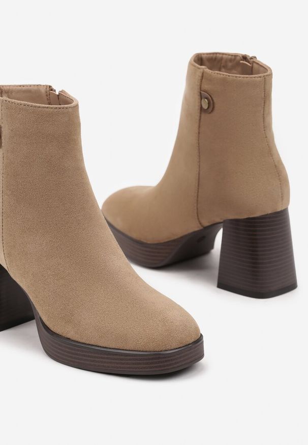Born2be - Ciemnobeżowe Botki na Obcasie z Lekkim Ociepleniem Irivina. Okazja: na co dzień. Nosek buta: okrągły. Kolor: beżowy. Materiał: jeans, skóra. Obcas: na obcasie. Styl: wizytowy, klasyczny, elegancki, casual. Wysokość obcasa: średni