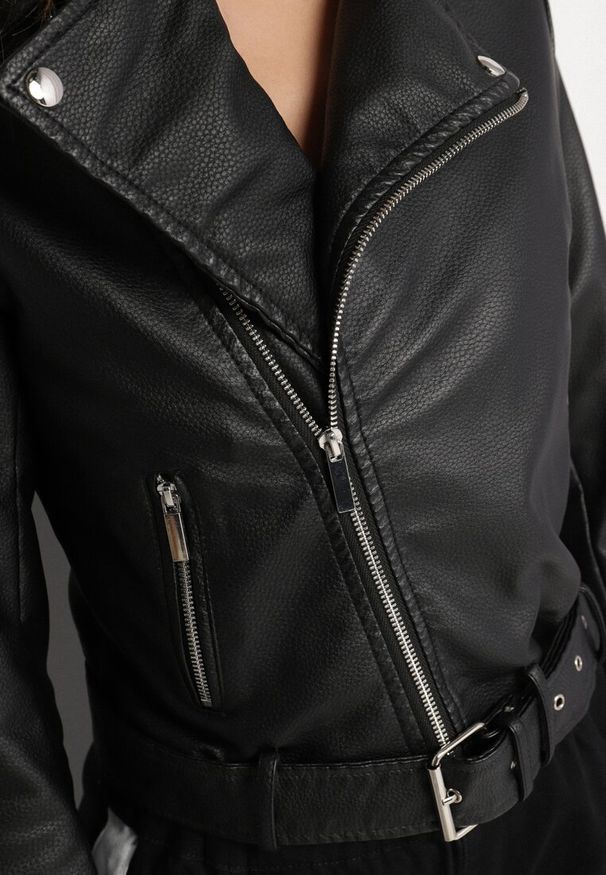 Born2be - Czarna Kurtka w Stylu Ramoneski z Paskiem Hallisen. Okazja: na co dzień. Kolor: czarny. Materiał: jeans. Styl: casual, elegancki, klasyczny