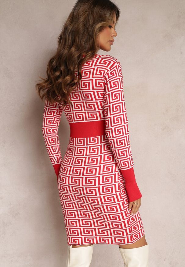 Renee - Czerwona Sukienka Mini ze Sweterkowej Dzianiny z Geometrycznym Wzorem Manounetta. Kolor: czerwony. Materiał: dzianina. Wzór: geometria. Typ sukienki: kopertowe. Styl: elegancki. Długość: mini