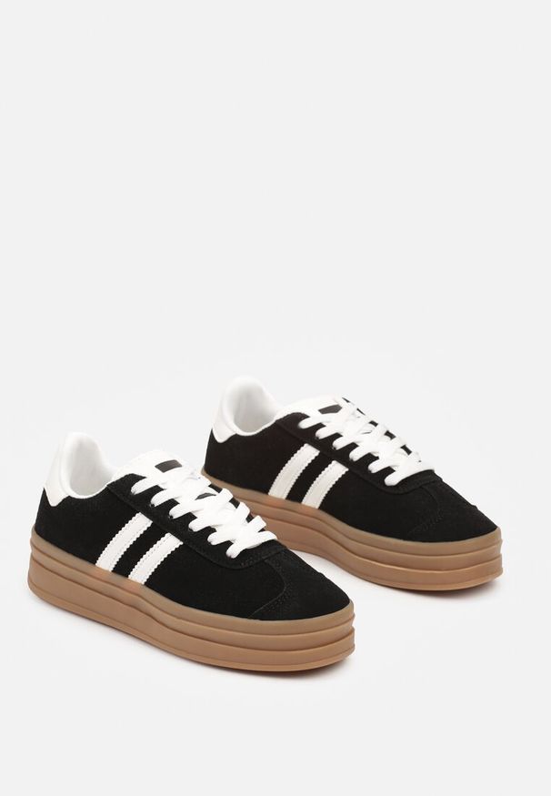 Renee - Czarne Klasyczne Sneakersy na Niewysokiej Platformie Terilee. Okazja: na co dzień, na spacer. Kolor: czarny. Materiał: jeans, dresówka. Wzór: aplikacja. Obcas: na platformie. Sport: turystyka piesza