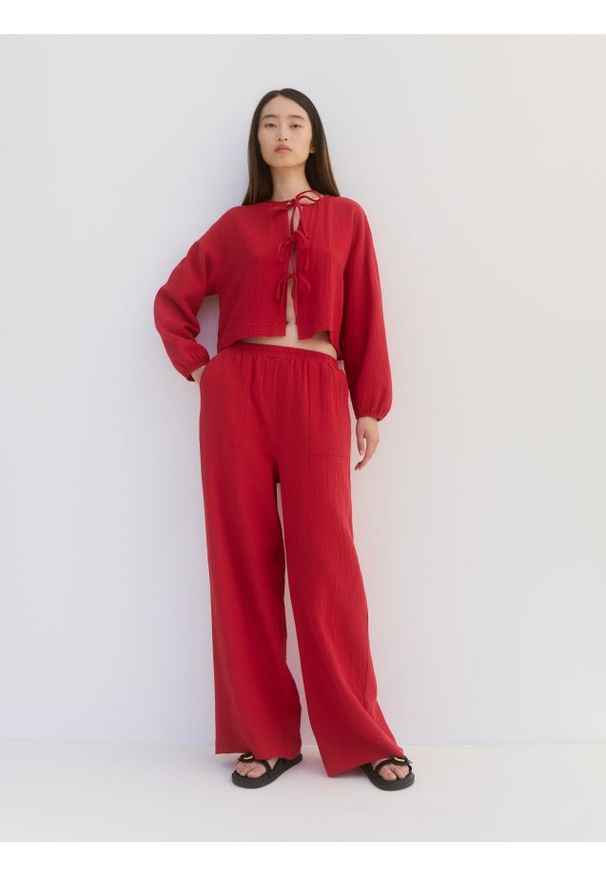 Reserved - Szerokie spodnie z muślinu - czerwony. Kolor: czerwony. Materiał: bawełna