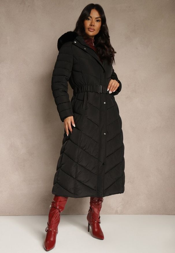 Renee - Czarna Zimowa Kurtka Pikowana o Długim Kroju z Paskiem i Kapturem z Futrem Retarda. Kolor: czarny. Materiał: futro. Długość: długie. Sezon: zima. Styl: street