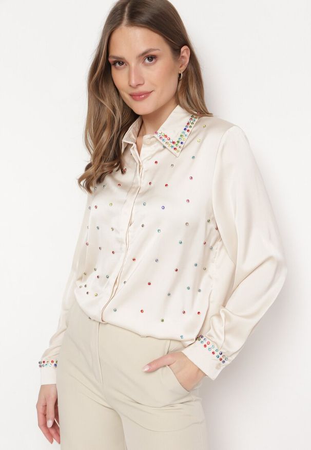 Born2be - Jasnobeżowa Koszula z Ozdobnym Kołnierzykiem z Ćwiekami i Cyrkoniami Aiatla. Kolor: beżowy. Wzór: kolorowy. Styl: elegancki