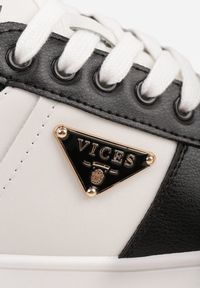 Renee - Czarno-Białe Sneakersy Vices na Platformie z Perforacją i Geometryczną Aplikacją Vilvesia. Okazja: na co dzień. Kolor: czarny. Materiał: jeans. Wzór: geometria, aplikacja. Obcas: na platformie #9