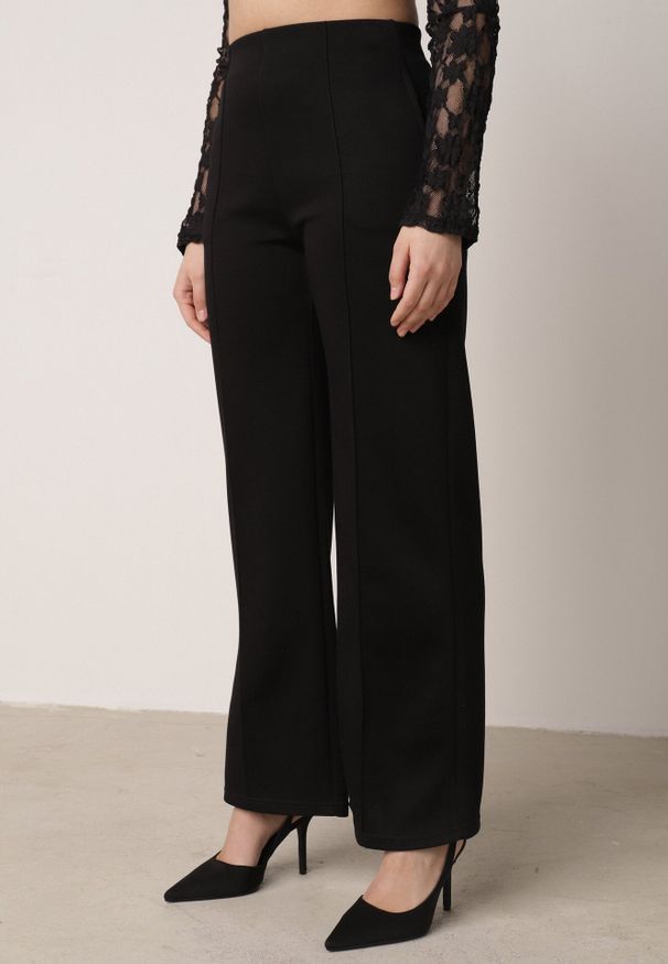 Born2be - Czarne Eleganckie Spodnie z Bawełny i Wiskozy w Kant Valelia. Okazja: na co dzień, na spotkanie biznesowe, do pracy. Kolor: czarny. Materiał: wiskoza, bawełna. Styl: elegancki