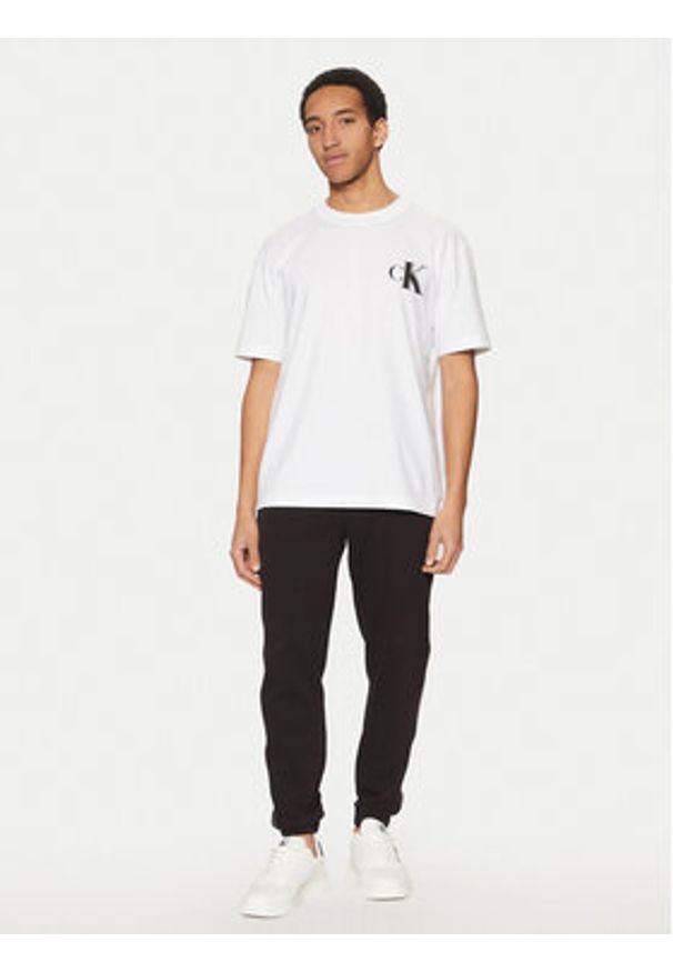 Calvin Klein Jeans T-Shirt J30J327475 Biały Regular Fit. Kolor: biały. Materiał: bawełna