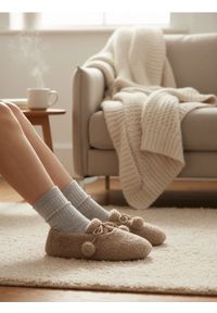 Sinsay - Kapcie z ozdobnymi pomponami - beżowy. Kolor: beżowy #1