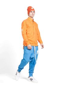 ROBERT KUPISZ - Pomarańczowy t-shirt Now Mod. Typ kołnierza: kołnierzyk koszulowy. Kolor: pomarańczowy. Materiał: bawełna. Długość rękawa: długi rękaw. Długość: długie. Wzór: nadruk #4