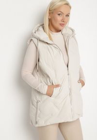 Born2be - Biała Przejściowa Kamizelka z Pikowanymi Przeszyciami i Kapturem Fesolira. Okazja: na co dzień. Kolekcja: plus size. Kolor: biały. Materiał: jeans. Styl: sportowy, casual