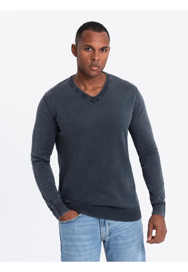 Ombre Clothing - Washowany sweter męski z dekoltem w serek - granatowy V2 - Rozmiar: XL. Typ kołnierza: dekolt w serek. Kolor: niebieski. Materiał: bawełna
