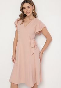 Born2be - Różowa Rozkloszowana Sukienka Kopertowa z Wiązaniem w Talii Dannila. Kolor: różowy. Wzór: aplikacja. Typ sukienki: kopertowe #1