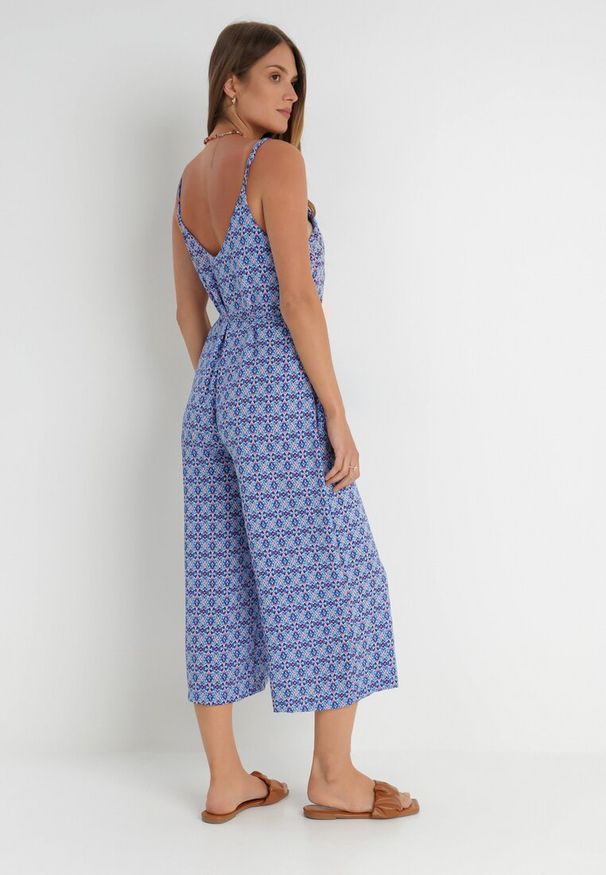 Born2be - Niebieski Kombinezon Siffo. Kolor: niebieski. Materiał: materiał. Długość rękawa: na ramiączkach. Wzór: jednolity, aplikacja, kolorowy. Sezon: lato