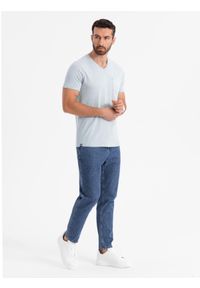Ombre Clothing - Męski bawełniany t-shirt V-neck z dzianiny z efektem sprania - szary V8 OM-TSWT-0242 - XXL. Okazja: na co dzień. Typ kołnierza: dekolt w serek. Kolor: szary. Materiał: dzianina, bawełna. Wzór: melanż. Styl: klasyczny, vintage, casual #8