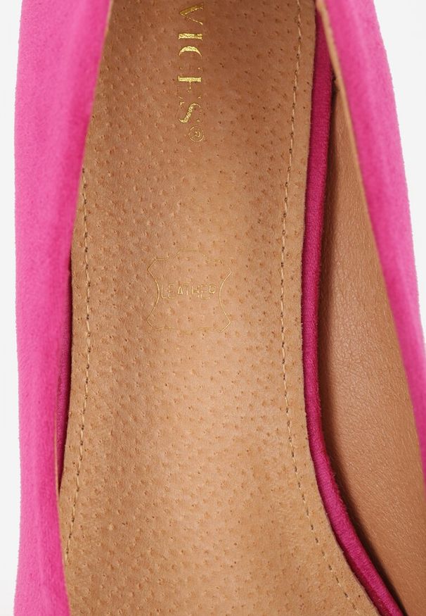 Renee - Fuksjowe Czółenka Vices na Słupku z Metalicznym Detalem i Wkładką ze Skóry Arvisin. Okazja: na imprezę, na co dzień. Kolor: różowy. Materiał: skóra. Wzór: aplikacja. Obcas: na słupku. Styl: casual, klasyczny, elegancki