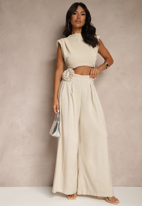 Renee - Beżowe Spodnie o Szerokim Kroju High Waist z Kwiatem 3D Firalisse. Okazja: na co dzień. Stan: podwyższony. Kolor: beżowy. Wzór: kwiaty. Styl: klasyczny, casual, elegancki